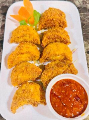 Juicy spiced minced chicken seasoned with onion, garlic, ginger, coriander, and a blend of secret spices, wrapped in a delicate dumpling sheet, coated with crispy crumbs, and deep-fried to perfection. A crunchy twist on your favorite momo!